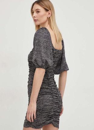 Невероятное мерцающее короткое платье с драпировкой и рукавами фонариками