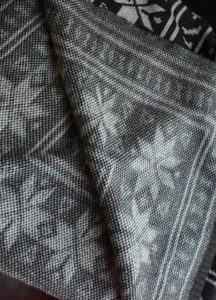 Красивое вязаное черно-серое пончо