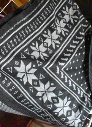 Красивое вязаное черно-серое пончо