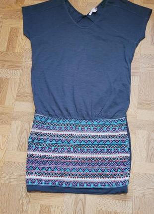 Оригинальное серое трикотажное платье с вышивкой бисером размер м