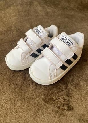 Кросівки adidas 20 розмір1 фото