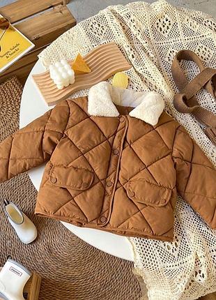 Коричневая осенняя куртка бомбер стеганая с теплым меховым мягким белым воротником