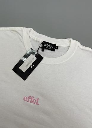 Белая новая футболка boohoo с вышитым принтом на груди, логотип, бугумен, белая, базовая, однотонная3 фото