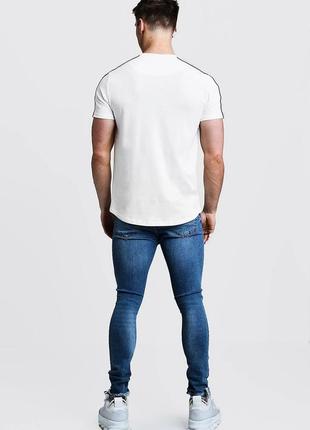Новая молочная футболка boohoo с принтом и лампасами, удлиненная, белая, светлая6 фото