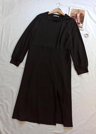 Черное платье миди с длинными рукавами и разрезом