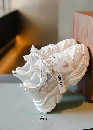 Стильные кроссовки