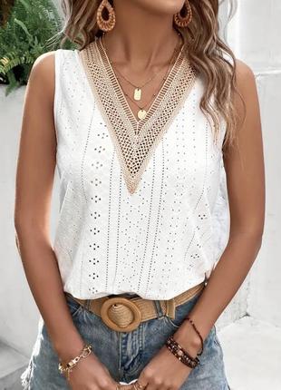 Топ з v-подібним вирізом