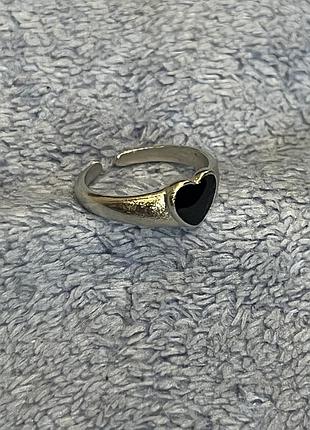 Кольцо чёрное сердечко 2