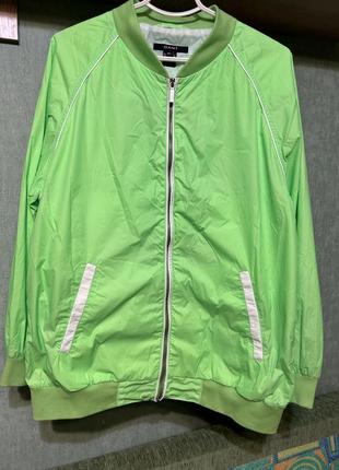 Яскрава вітрівка куртка