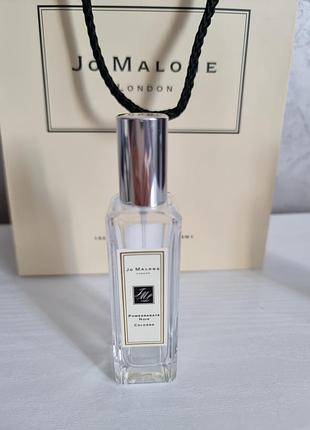 Флакон для парфюма pomegranate noir jo malone.
