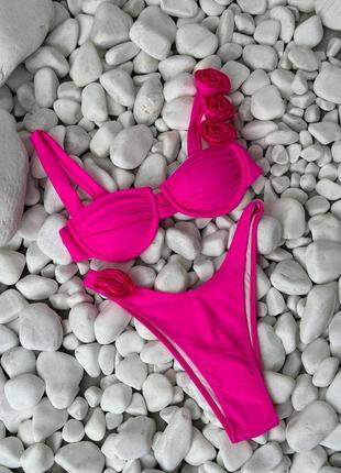 Рожевий роздільний купальник з обʼємними квітами7 фото