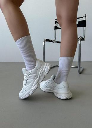 Кросівки жіночі