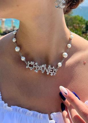 Брендовая подвеска в серебряном цвете с цирконами и жемчужинами