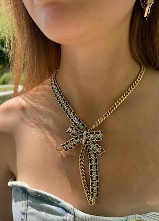 Брендова підвіска в позолоті з камінцями