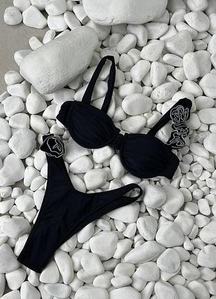 Чорний роздільний купальник з обʼємними квітами