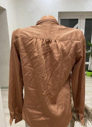 Модна сорочка:стильна сорочка коричневого кольору під джинси