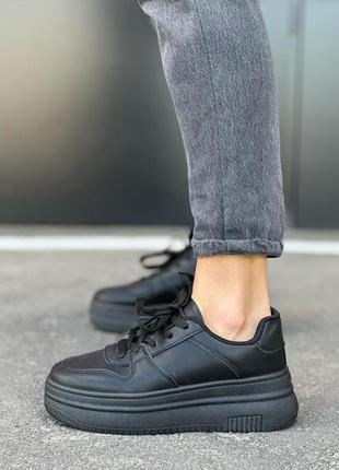 Жіночі кросівки чорні на високій підошві