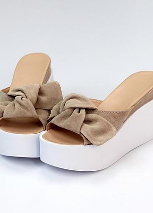 Замшевые женские бежевые шлепанцы с бантом на белой платформе танкетке