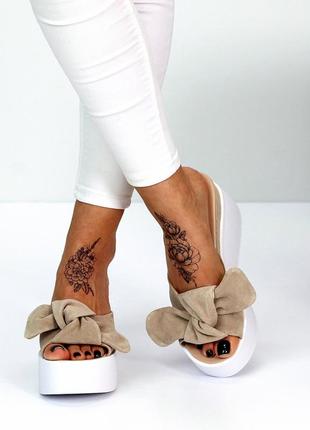 Замшевые женские бежевые шлепанцы с бантом на белой платформе танкетке