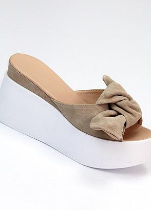 Замшевые женские бежевые шлепанцы с бантом на белой платформе танкетке