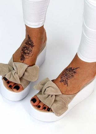 Замшевые женские бежевые шлепанцы с бантом на белой платформе танкетке