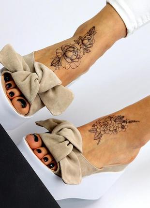 Замшевые женские бежевые шлепанцы с бантом на белой платформе танкетке