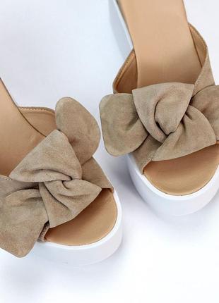 Замшевые женские бежевые шлепанцы с бантом на белой платформе танкетке