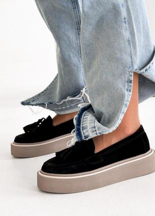 Чорні жіночі лофери туфлі на бежевій підошві з натуральної замші замшеві лофери туфлі