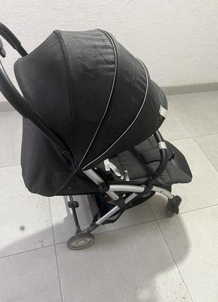 Прогулочная коляска танк,фирмаико chicco прочная делается полностью лежача что можно для рисунких деток