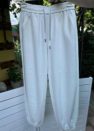 Белые брюки в стразах