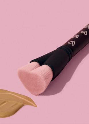 Кисть для тональной основы в форме сердца mary kay