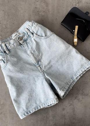 Базовые светлые джинсовые шорты pull & bear