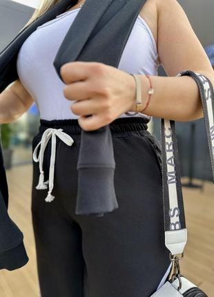 Спортивные штаны с косыми лампасами с резинкой и шнурком в поясе с карманами4 фото