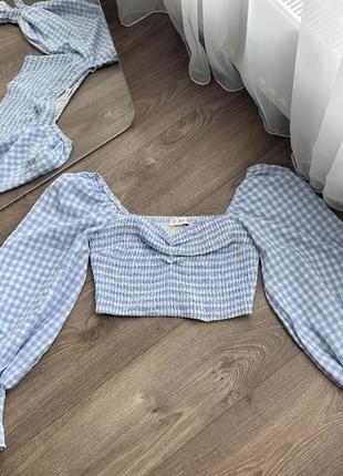 Блуза з широкими рукавами і відкритими плечами