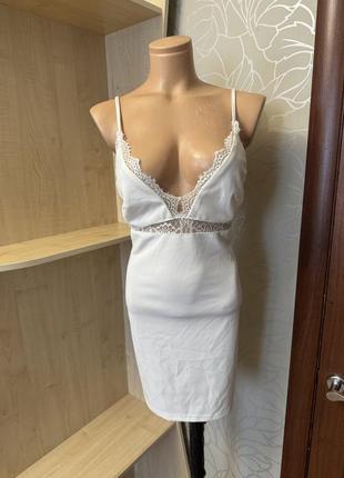 Жіноча біла міні сукня на тонких бретелях у білизняному стилі