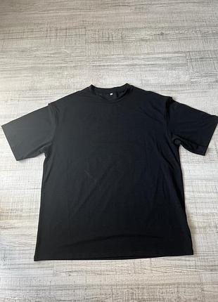 Класна чорна футболка