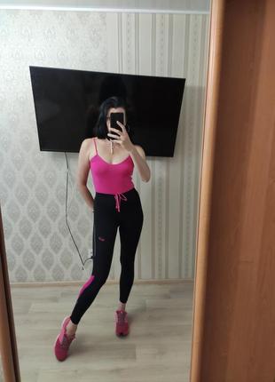 Лосины asics идеальная посадка, с малиновыми вставками, сбоку молнии и дышащие сеточки, завязываются на шнурок, спереди и сзади логотип.