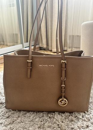 Отличная вместительная сумка michael kors