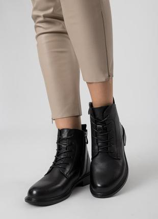 Ботинки женские кожаные демисезонные, на низком широком каблуке, черные, на шнурках,...