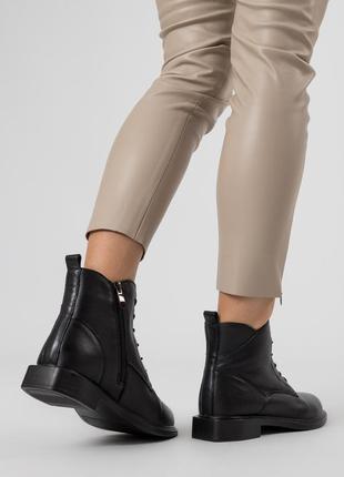 Ботинки женские кожаные демисезонные, на низком широком каблуке, черные, на шнурках,...