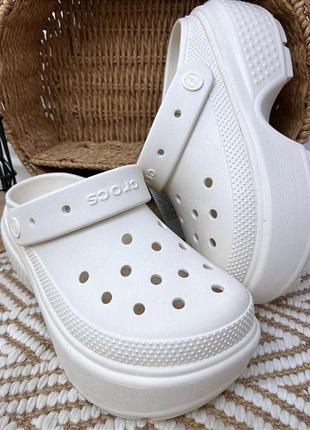 Женские кроксы на платформе crocs stomp clog лидер продаж crocs stomp clog white белые crocs новинка сезона