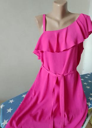 Красивое розовое платье на одно плечо1 фото