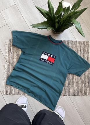 Зеленая винтажная футболка Tommy hilfiger с центральным логотипом размер l