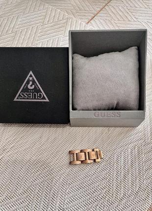 Коробка під годинник з написом guess з частиною браслету