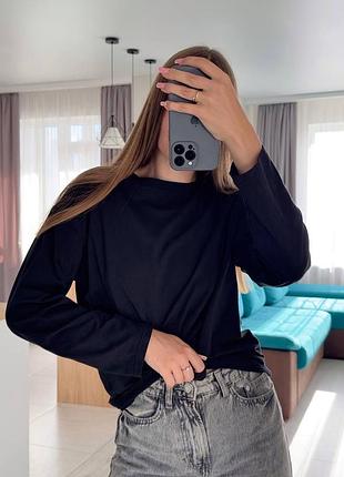 Базовый женский лонгслив свободного кроя однотонный