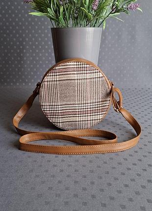 Красива коричнева кругла сумка на довгому ремінці в новому стані