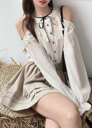 Сорочка з відкритими плечима в стилі преппі