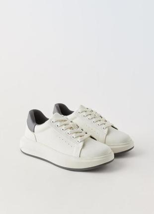 Базові білі кросівки легкі та зручні 39