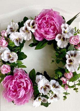 Інтер'єрний вінок з весняних квітів: піони, троянди і братики