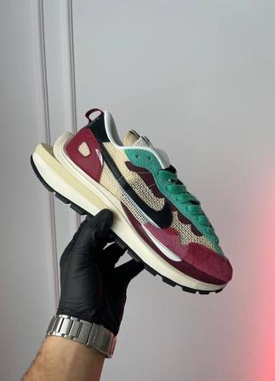 Чоловічі кросівки sacai x nike vaporwaffle ‘villain red’